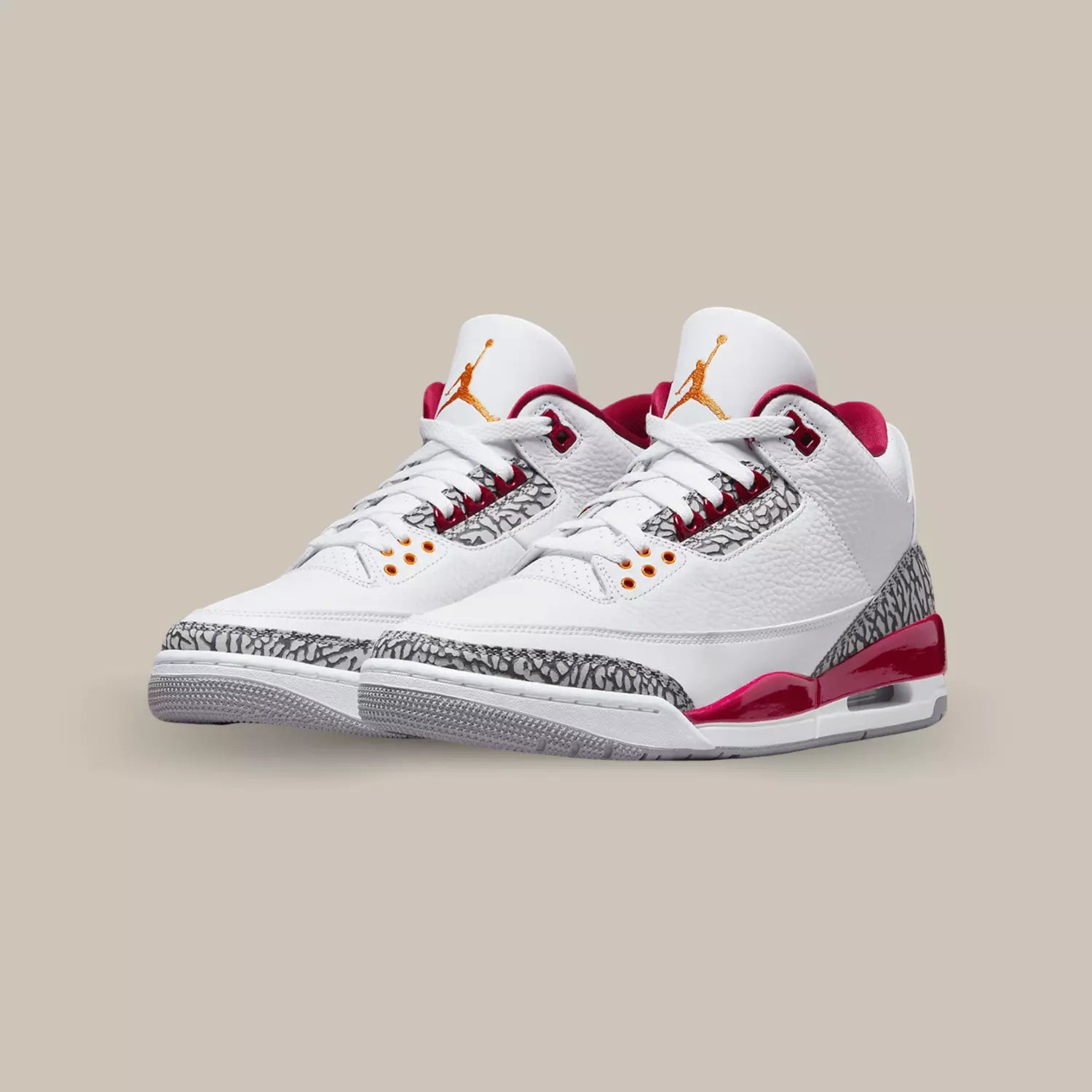 La Jordan 3 Retro Cardinal Red possède une base en cuir grainé blanc avec les habituels motifs Elephant Print près du mudguard et du talon. On retrouve le fameux Cardinal Red au niveau de la midsole, du col et des œillets.