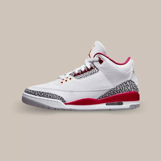 La Jordan 3 Retro Cardinal Red de coté avec sa base en cuir grainé blanc, ses motifs "elephant print" sur le mudguard et le renforcement du talon".