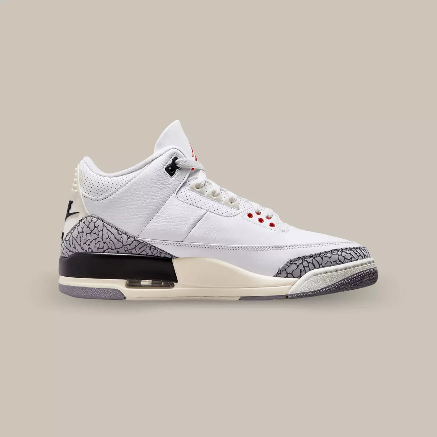 La Air Jordan 3 Retro White Cement Reimagined de coté avec sa base en cuir grainé blanc, ses empiècements en elephant print sur le mudguard et son renfort au talon.