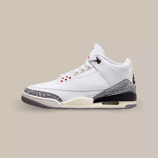 La Air Jordan 3 Retro White Cement Reimagined de coté avec sa base en cuir grainé blanc, ses empiècements en elephant print sur le mudguard et son renfort au talon.