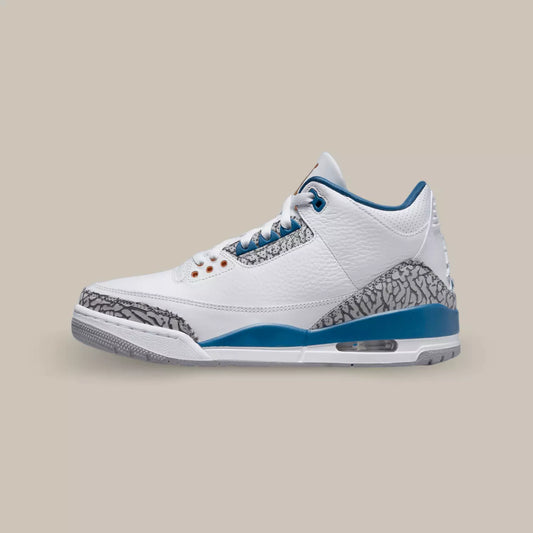 La Jordan 3 Retro Wizards de coté avec sa base en cuir grainée blanc, son elephant print et ses touches de cuivre.