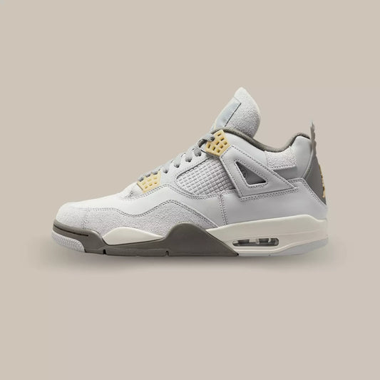 La Air Jordan 4 SE Craft Photon Dust de coté avec sa base en cuir gris et des superpositions en suède gris.