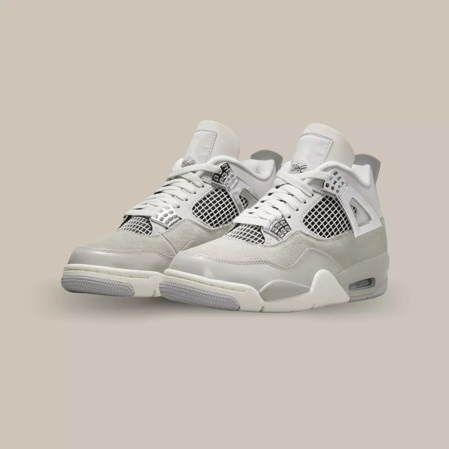 La Jordan 4 "Frozen Moments" capture l'héritage intemporel de la ligne emblématique Air Jordan tout en ajoutant une touche contemporaine. Cette édition spéciale célèbre des moments mémorables du passé et les fige dans le design audacieux de la Jordan 4. Découvrez l'alliance parfaite entre le style classique et l'innovation moderne. La Jordan 4 "Frozen Moments" incarne l'essence du basketball..