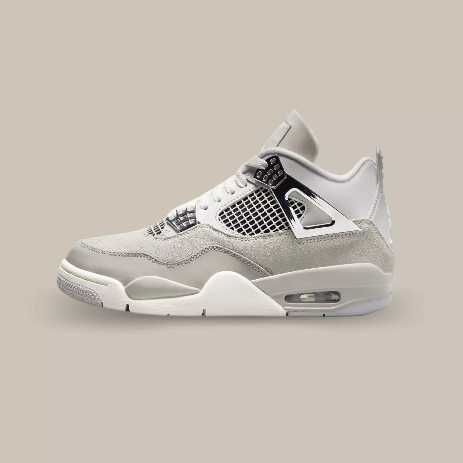 La Jordan 4 "Frozen Moments" de coté de couleur gris avec les wings et les œillets de couleur argenté.