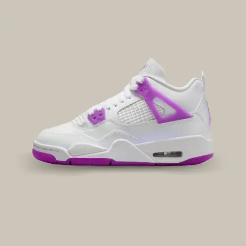 La Air Jordan 4 Hyper Violet vue de côté avec son coloris blanc et ses touches violettes.