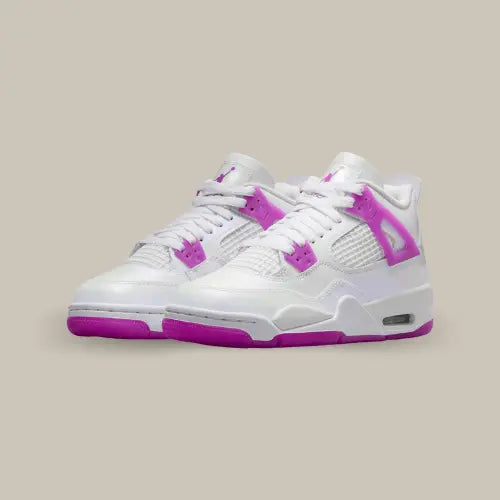 La Air Jordan 4 Hyper Violet possède une base en cuir blanc avec des touches de violets que l'on retrouve sur les oeillets, les wings, le logo Jumpman et la semelle intermédiaire.