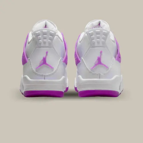 L'arrière de la Air Jordan 4 Hyper Violet avec le logo jumpman violet sur le heel tab.
