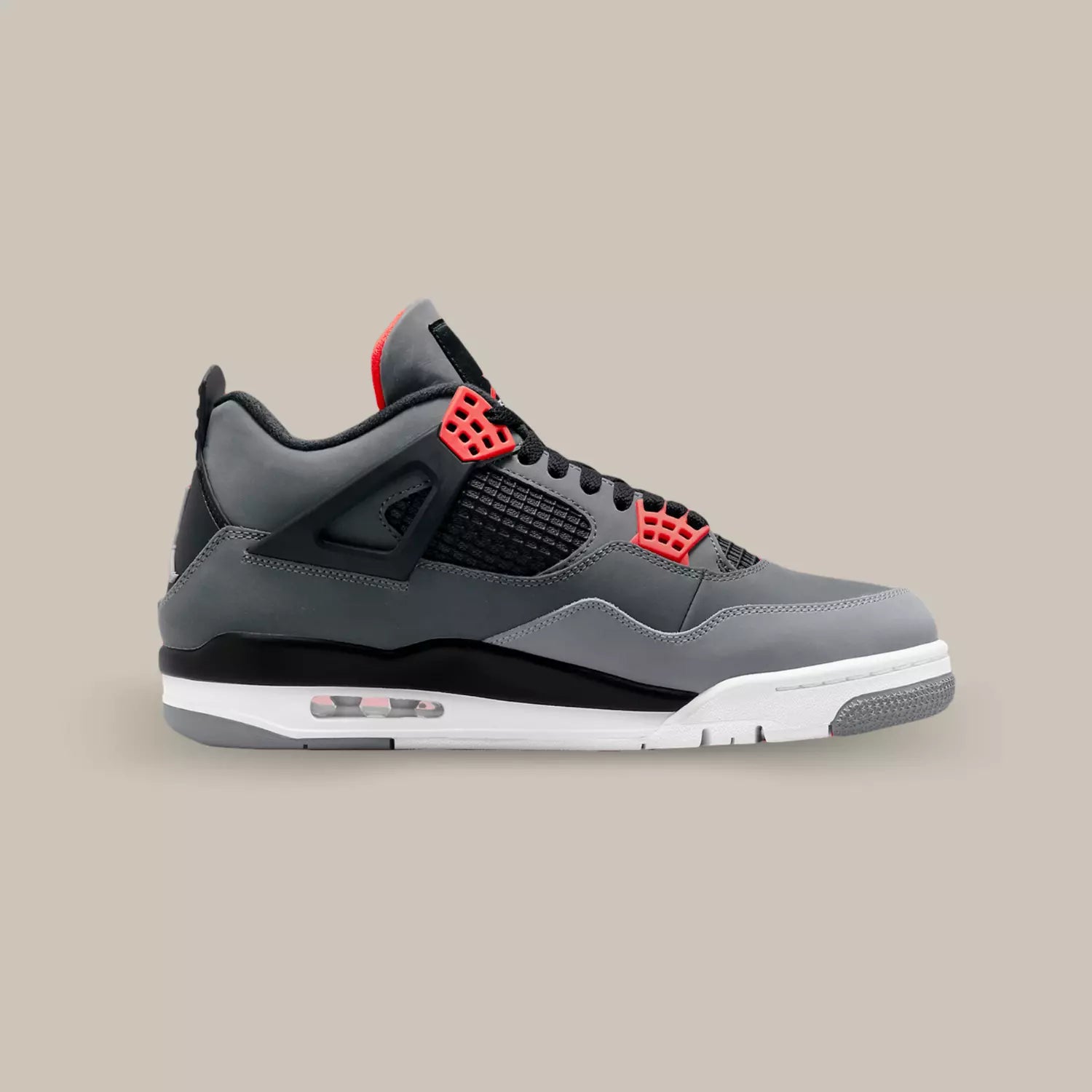 La Jordan 4 Red infrared de profil avec sa couleur grise et noir, ses œillets rouges, sa cage en TPU noire et ses wings noires.