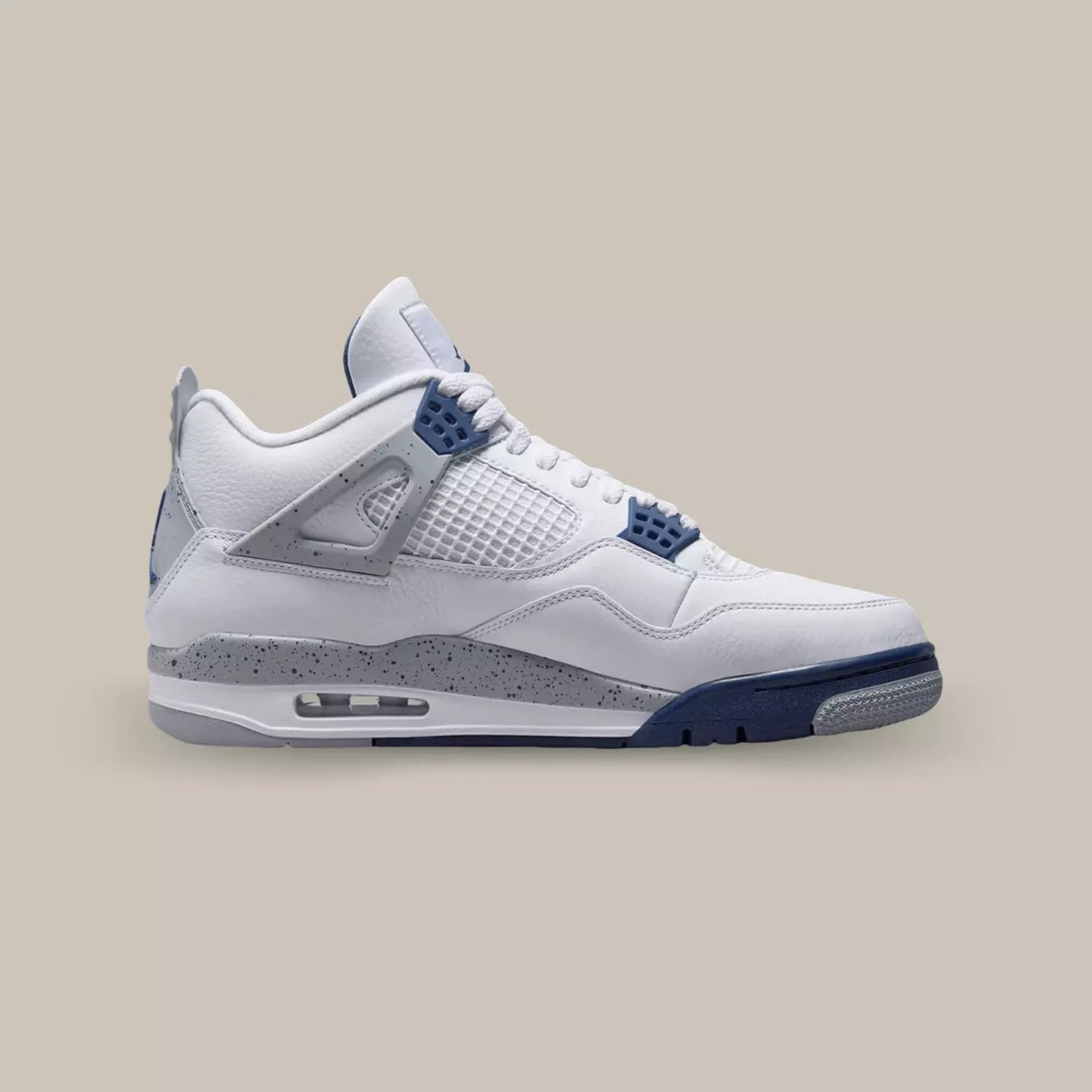 La Air Jordan 4 Midnight Navy de coté avec sa base en cuir grainé blanc, son empiècement en mesh blanc derrière la cage en TPU et ses œillets bleu nuit.