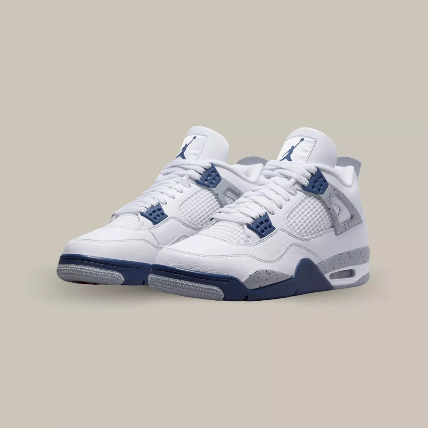 La Air Jordan 4 Midnight Navy se présente avec une base en cuir grainé d’un blanc pur. Un empiècement en mesh blanc réside également sur le panneau latéral, juste derrière l’emblématique cage en TPU.