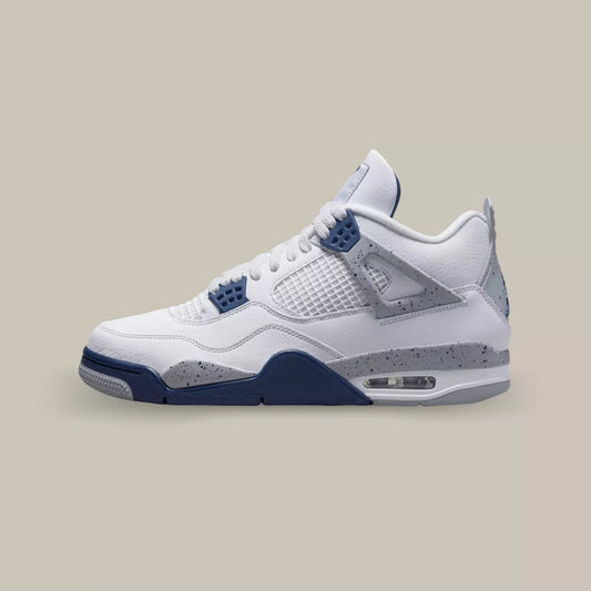 La Air Jordan 4 Midnight Navy de coté avec sa base en cuir grainé blanc, son empiècement en mesh blanc derrière la cage en TPU et ses œillets bleu nuit.