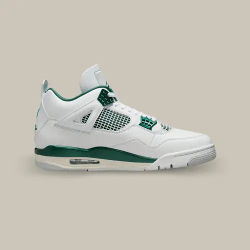 La Air Jordan 4 Oxidized Green vue de côté avec son cuir blanc et ses touches de vert foncé.