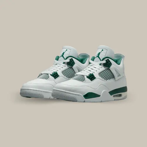 La Air Jordan 4 Oxidized Green possède une base en cuir blanc avec des touches de vert foncé sur les oeillets, la cage en TPU et la semelle intermédiaire. On retrouve la bulle d'air visible fidèle au modèle de 1989.