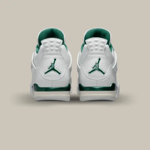 L'arrière de la Air Jordan 4 Oxidized Green avec son coloris blanc et le logo Jumpman de couleur vert foncé.