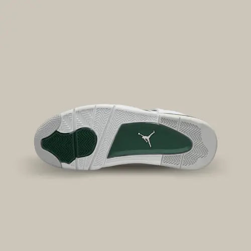 La semelle de la Air Jordan 4 Oxidized Green de couleur blanc et verte avec le logo jumpman en blanc.