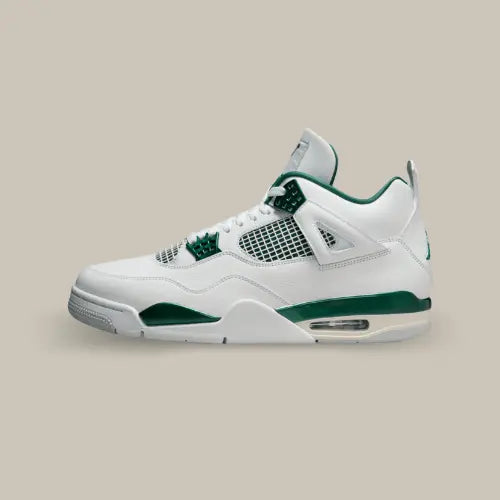 La Air Jordan 4 Oxidized Green vue de côté avec son cuir blanc et ses touches de vert foncé.