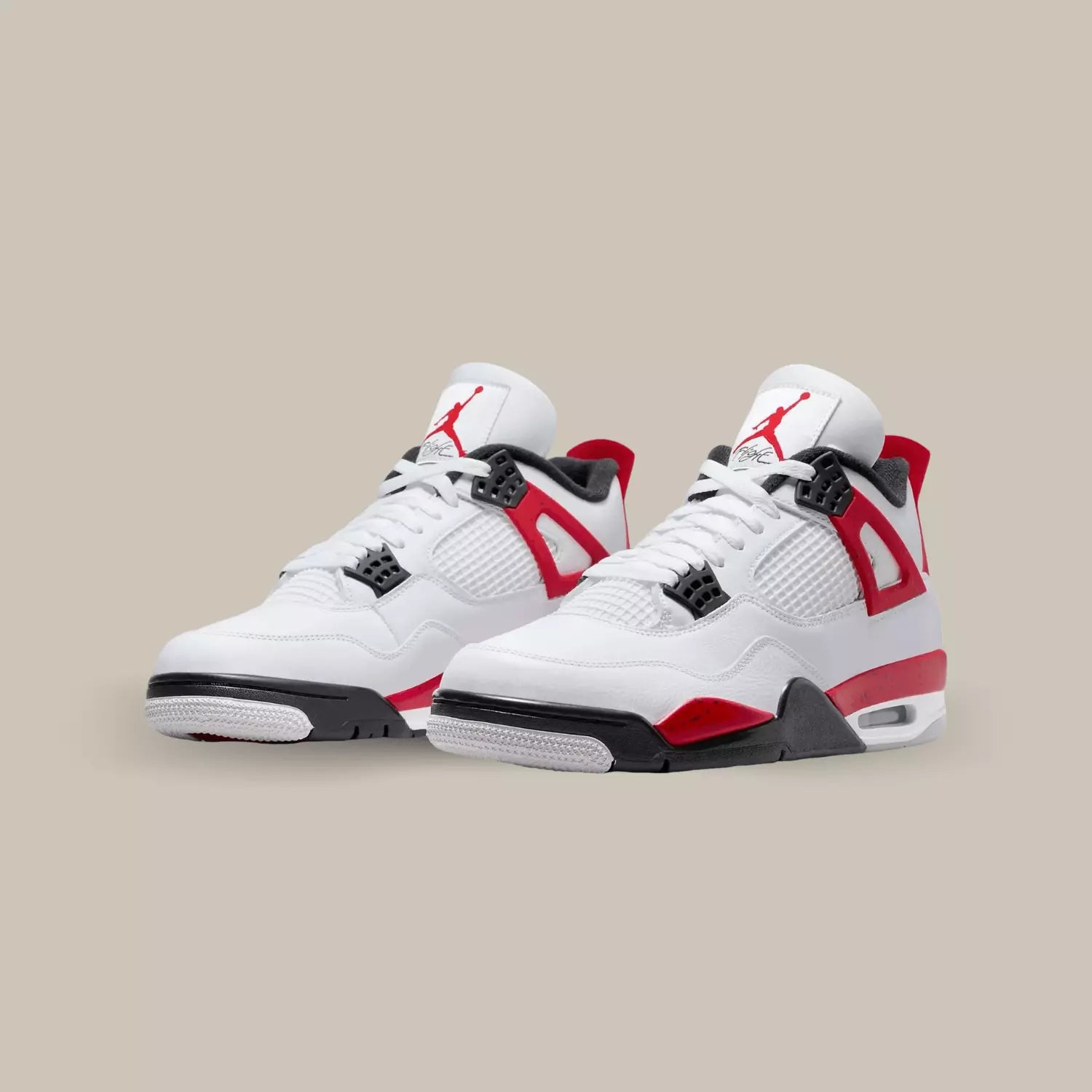 La Jordan 4 Red Cement arbore une empeigne en cuir présentant le code couleur blanc, noir et rouge, qui fait tout le charme de la paire. La tige en cuir blanc est rehaussée par des œillets noir assortie à  la doublure intérieure. Les touches de rouge vif des wings et du talon ajoutent une touche de dynamisme, tandis que le logo Jumpman emblématique orne la languette. Cette combinaison de couleurs et de détails en fait l'une des Jordan les plus reconnaissables de tous les temps.