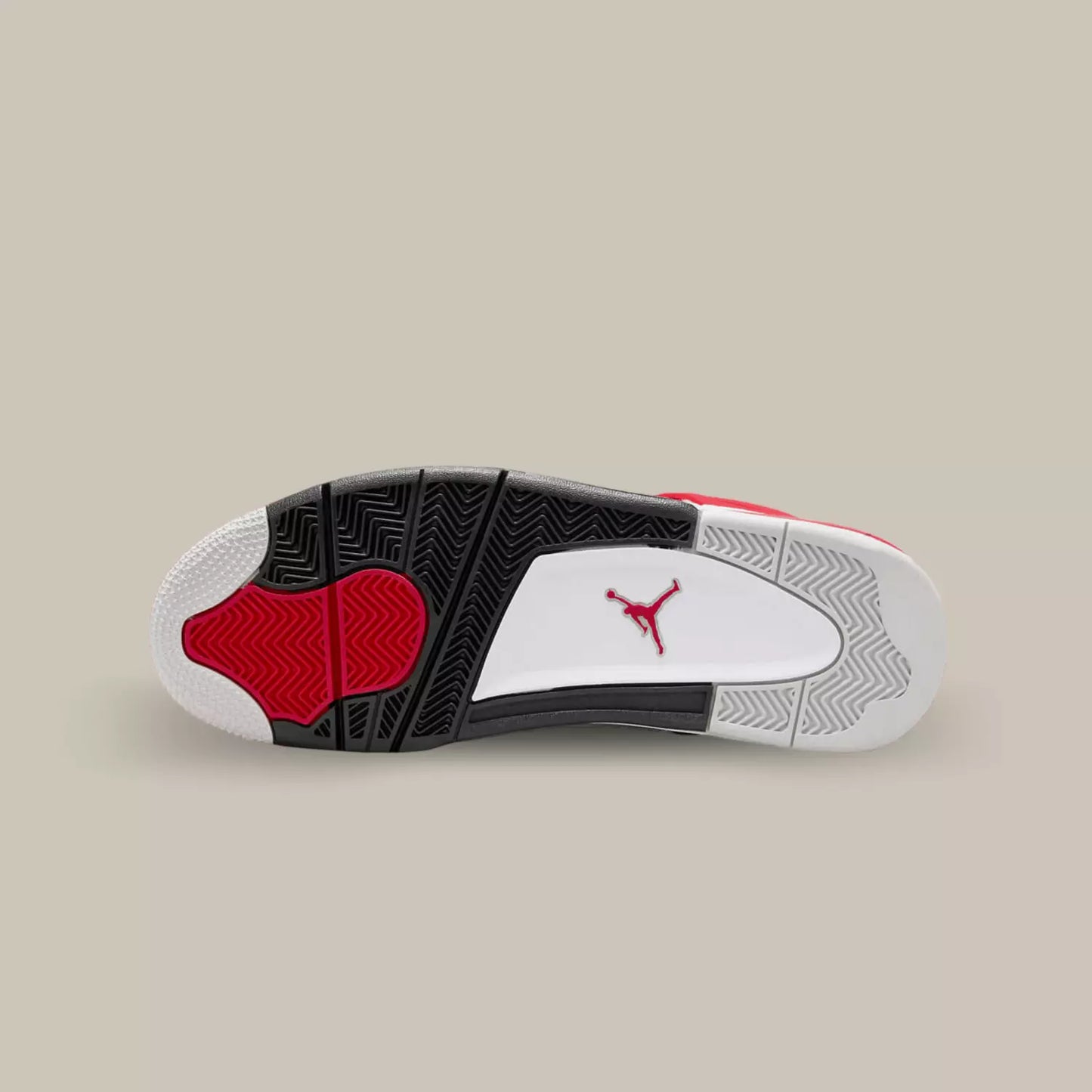 La semelle de La Jordan 4 Red Cement de couleur gris, blanc, noir et rouge.