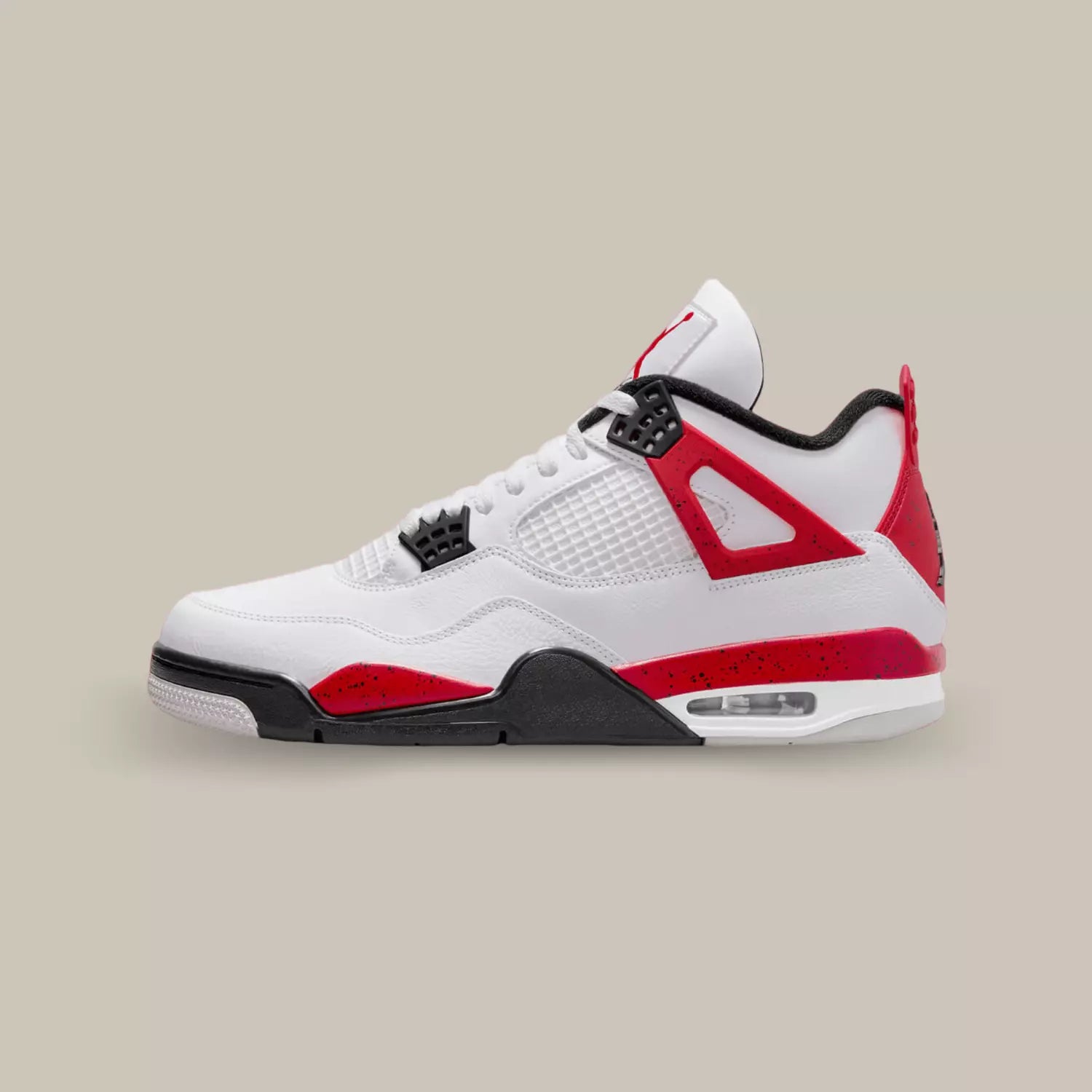 La Jordan 4 Red Cement de coté avec sa base en cuir blanc, des touches de rouges vif sur les wings, le talon et la outsole.