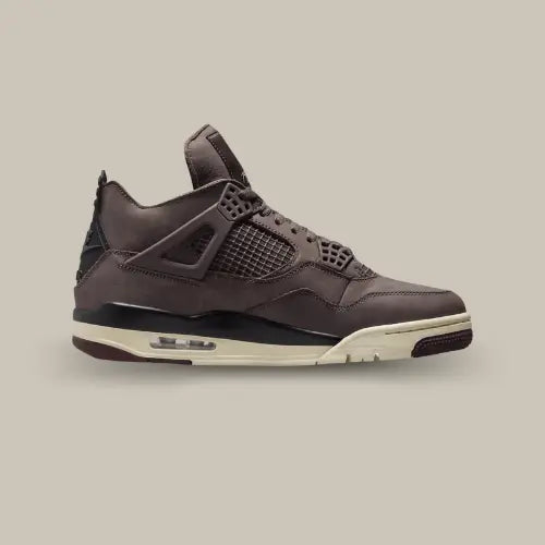 La Air Jordan 4 Retro À Ma Manière Violet Ore vue de côté avec sa base en daim violet.