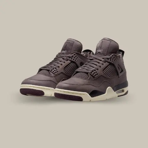 La Air Jordan 4 Retro À Ma Manière Violet Ore possède une base en daim monochrome violet allant vers le marron foncé avec des empiècements ton-sur-ton ainsi que la célèbre cage en TPU. On retrouve une midsole vieilli qui vient contraster avec l'upper. Des détails comme les inscriptions "It's not about shoes, it's about where you're going" au niveau du heel tab vient peaufiner cette édition unique.&nbsp;