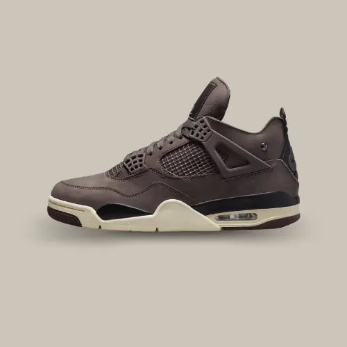 La Air Jordan 4 Retro À Ma Manière Violet Ore vue de côté avec sa base en daim violet.