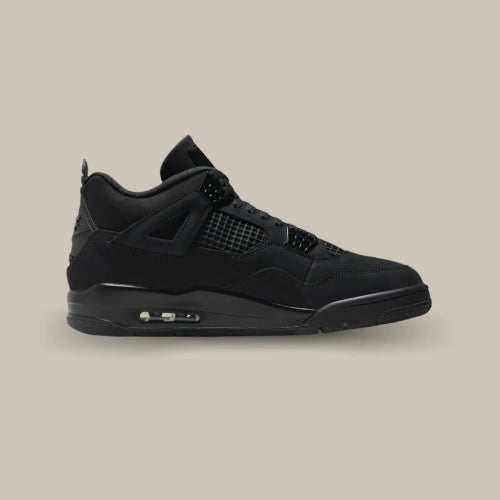 Air Jordan 4 Retro Black Cat vue du profil opposé avec construction noire monochrome, cage latérale et amorti Air visible.Disponible sur Offsneakz.