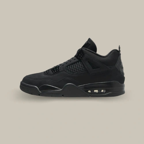Air Jordan 4 Retro Black Cat vue de profil avec empeigne noire, cage en mesh, wings ton sur ton et unité Air visible.Disponible sur Offsneakz.