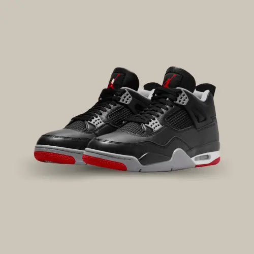 Alors que la version de 1989 était en nubuck, la Air Jordan 4 Retro Bred Reimagined possède une base en cuir noir avec des superpositions ton sur ton. On retrouve une touche de gris sur les œillets et de rouge sur la languette et la semelle. Le logo Nike Air rappelle les versions OG de la Air Jordan 4. Un modèle réédité pour la dernière fois en 2019 et qui fera le bonheur des amateur de cette silhouette.