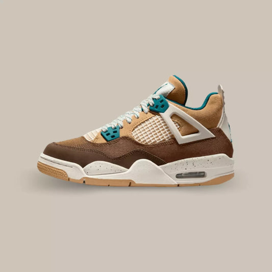 La Jordan 4 Cacao Now vue de coté avec sa couleur marron et beige et ses œillet de couleur bleu turquoise.