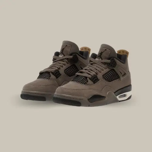 Air Jordan 4 Retro Cave Stone – sneaker grise en cuir premium avec détails noirs et crème, disponible sur Offsneakz.