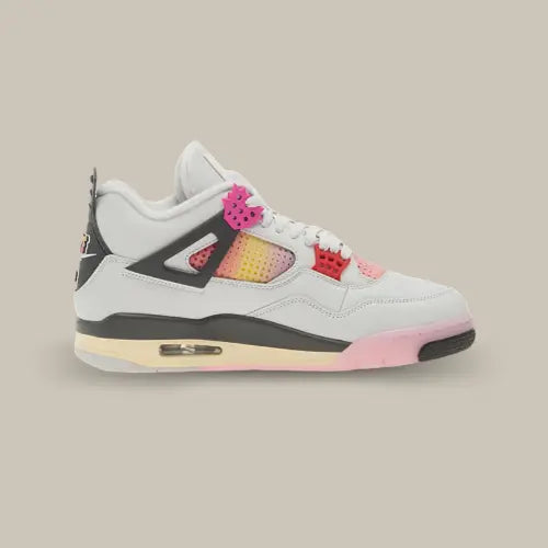 Air Jordan 4 Retro Comic vue du profil opposé avec empiècements blancs, détails roses et rouges et unité Air visible. Disponible chez Offsneakz.