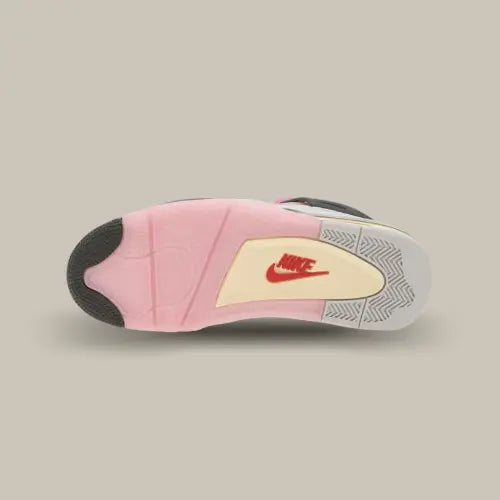 Semelle extérieure Air Jordan 4 Retro Comic rose, crème, grise et noire avec logo Nike rouge au centre. Disponible chez Offsneakz.