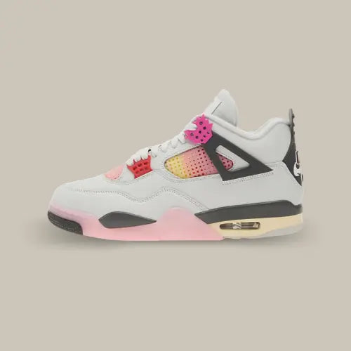 Air Jordan 4 Retro Comic vue de profil avec base blanche, détails rose fuchsia et rouge, cage noire et mesh multicolore dégradé. Disponible chez Offsneakz.