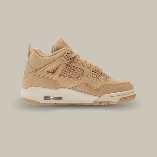 Air Jordan 4 Retro Cozy Girl beige vue du côté opposé avec détails texturés, semelle blanc cassé et bulle Air visible, sur Offsneakz.