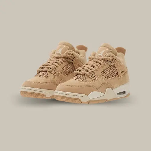 Air Jordan 4 Retro Cozy Girl beige vue de trois quarts avec empeigne texturée, détails ton sur ton et semelle crème, sur Offsneakz.