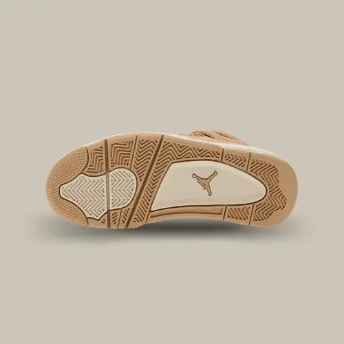 Semelle extérieure de la Air Jordan 4 Retro Cozy Girl beige et crème avec motifs d’adhérence et logo Jumpman central.