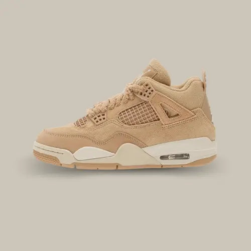 Air Jordan 4 Retro Cozy Girl vue de profil avec empeigne beige sable, cage en mesh, lacets ton sur ton et unité Air visible.