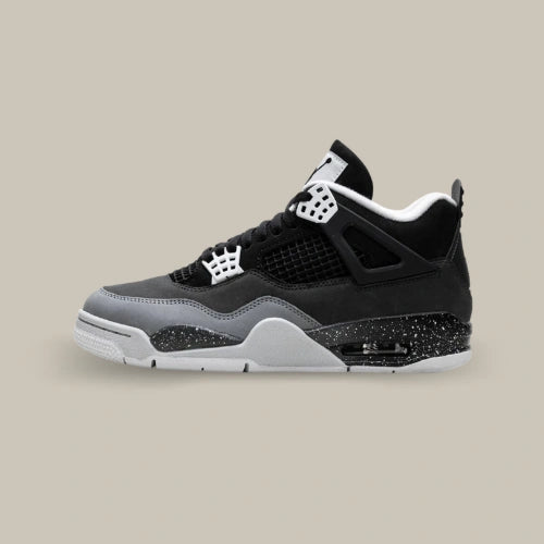 Air Jordan 4 Retro Fear 2024 vue de profil avec empeigne noire et grise, œillets blancs, cages en mesh et semelle noire mouchetée. Disponible sur Offsneakz.