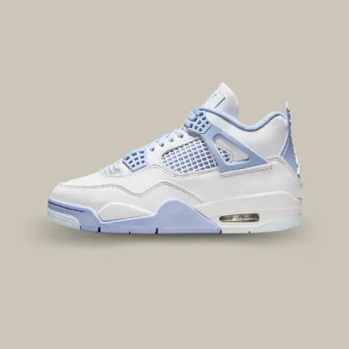 Air Jordan 4 Retro Forget Me Not blanche et bleu pastel vue de profil avec unité Air visible, disponible sur Offsneakz.
