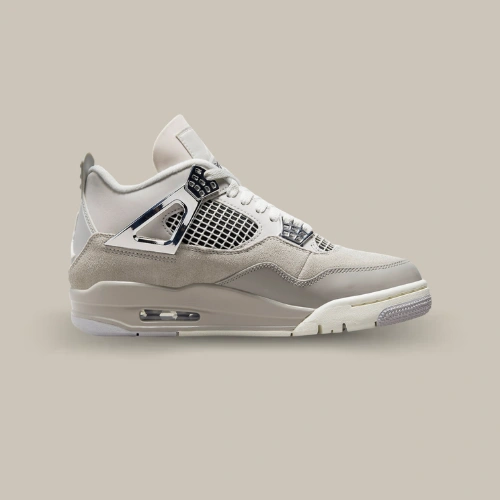 Air Jordan 4 Retro Frozen Moments grise et beige en cuir et suède avec détails Metallic Silver et unité Air visible, vue de profil – OFFSNEAKZ.