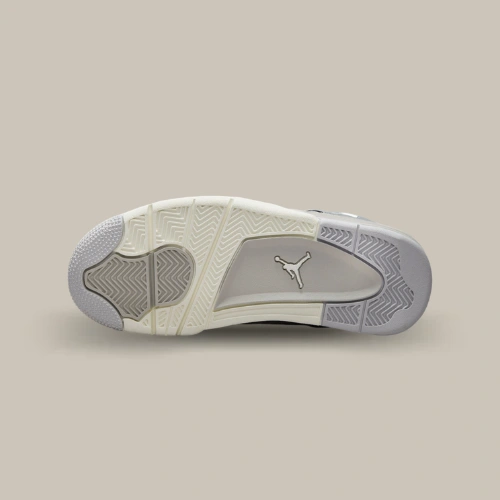 Semelle extérieure de la Air Jordan 4 Retro Frozen Moments grise et Sail avec logo Jumpman, vue de dessous – OFFSNEAKZ.