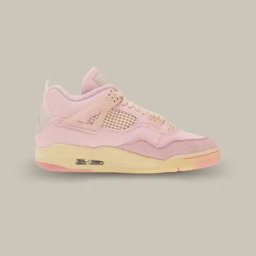 Air Jordan 4 Retro Iced Carmine vue du côté opposé avec construction rose pastel, détails crème et bulle Air visible, sur Offsneakz.