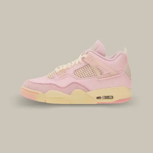 Air Jordan 4 Retro Iced Carmine rose pastel et crème vue de profil avec cage en mesh et unité Air visible, disponible sur Offsneakz.
