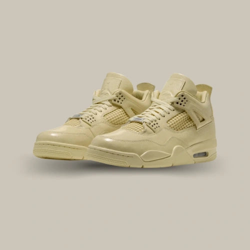 La Air Jordan 4 Retro J Balvin Lemonade vue de trois quart. Disponible sur Offsneakz.
