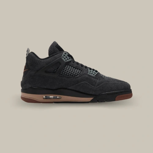 Air Jordan 4 Retro London vue latérale avec finition gris anthracite, wings noires, détails cuivrés et unité Air visible. Disponible sur Offsneakz.