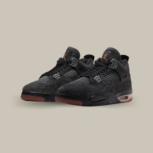 Paire de Air Jordan 4 Retro London vue de trois quarts avec empeigne sombre texturée, œillets gris et accents brun cuivré. Disponible sur Offsneakz.