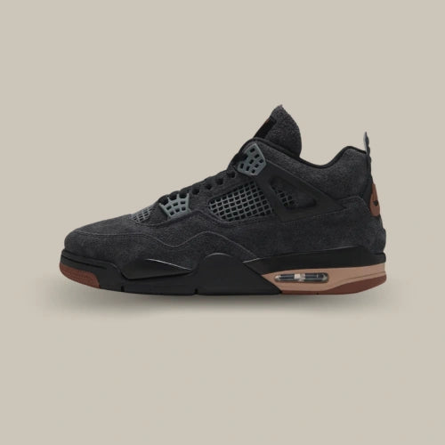 Air Jordan 4 Retro London vue de profil avec empeigne anthracite texturée, cages noires, détails gris et midsole brun cuivré. Disponible sur Offsneakz.
