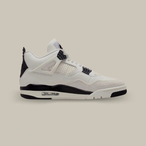 Air Jordan 4 Retro OG Flight Club vue latérale avec base blanche texturée, wings ton sur ton, accents noirs et détails rouges. Disponible sur Offsneakz.