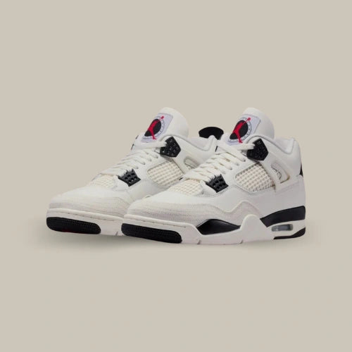 Paire de Air Jordan 4 Retro OG Flight Club vue de trois quarts avec empeigne blanche, œillets noirs et touches rouges sur la languette. Disponible sur Offsneakz.